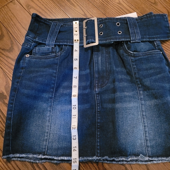 NWT Jean skirt with belt and fringed hem. - Picture 4 of 7